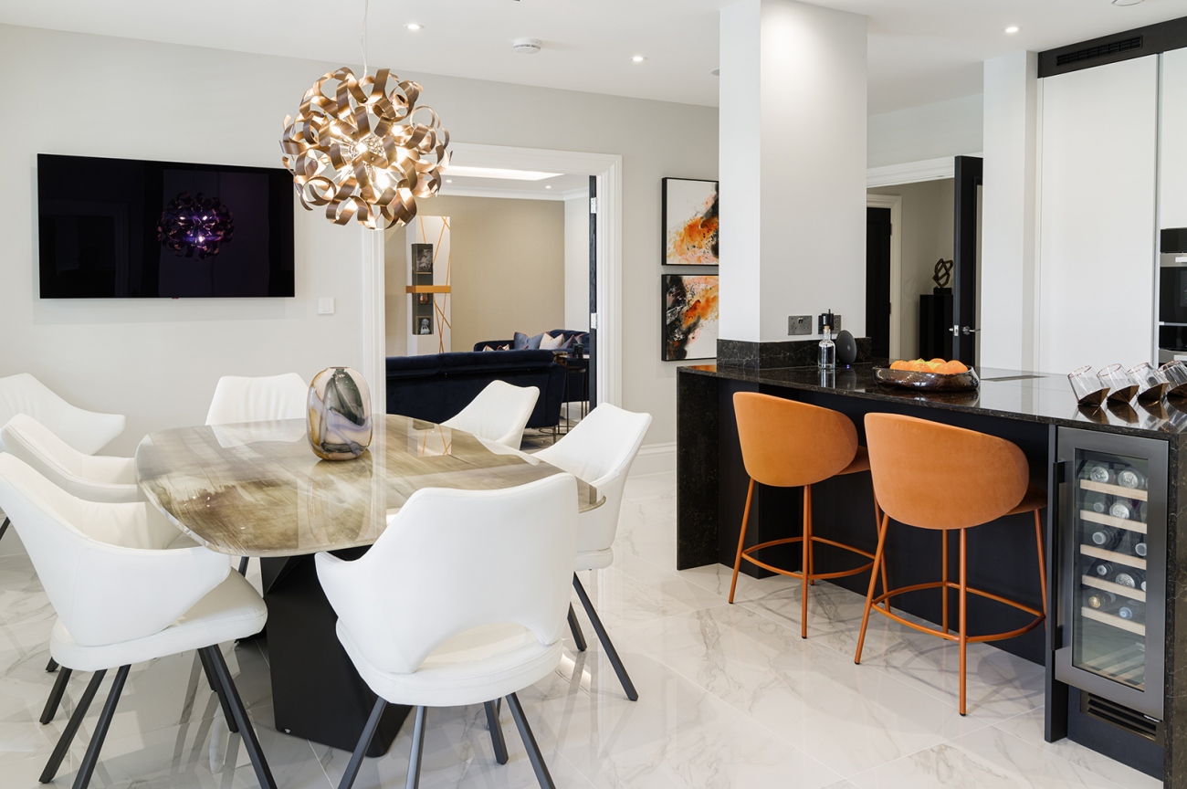 Date: March 2022Location: Radlett HertsRooms: Whole ApartmentPhotos: Robert Mills
This opulent new build apartment was created by interior designer Kerry Laird, working closely with her clients to truly reflect their fun personalities in every room's interior. Bold colours and warm textures were added throughout to create a fabulous inviting space for the clients.